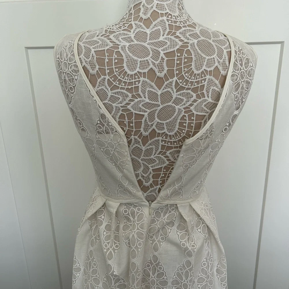 Elegant White Lace Dress - Picture 5 of 5